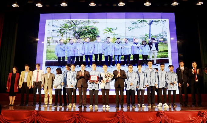 Phó Chủ tịch UBND TP Lê Khắc Nam và Giám đốc Sở GD-ĐT Lê Quốc Tiến tặng hoa và trao quà các đội tuyển tham gia Kỳ thi HSG quốc gia năm học 2020-2021