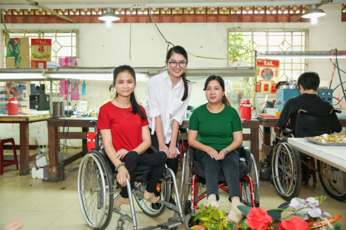 &Aacute; hậu Thuỳ Dung mang tranh của người khuyết tật đến Hoa hậu Quốc tế 2017