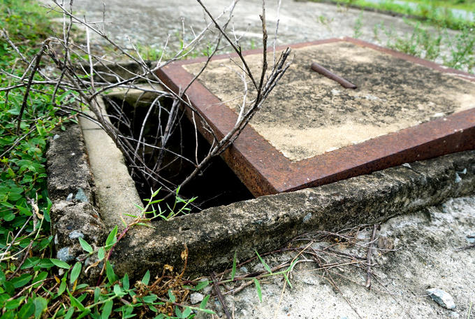 Nhiều công trình như vỉa hè, hố ga, cáp điện lực, ống thoát nước... xuống cấp, hư hỏng, cỏ mọc um tùm.