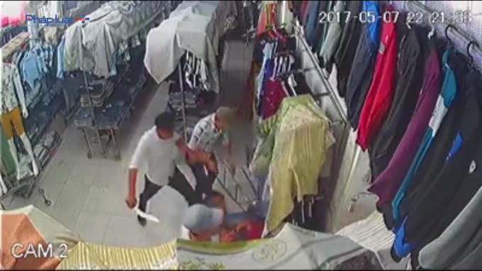 Nhân viên cửa hàng bị nhóm thanh niên chém gục tại chỗ.
