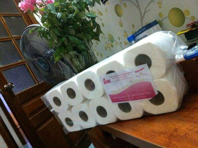 Nh&acirc;n vi&ecirc;n một c&ocirc;ng ty sản xuất giấy tại H&agrave; Nội được thưởng 3 bịch giấy vệ sinh trong dịp lễ 30/4 - 1/5 năm nay.