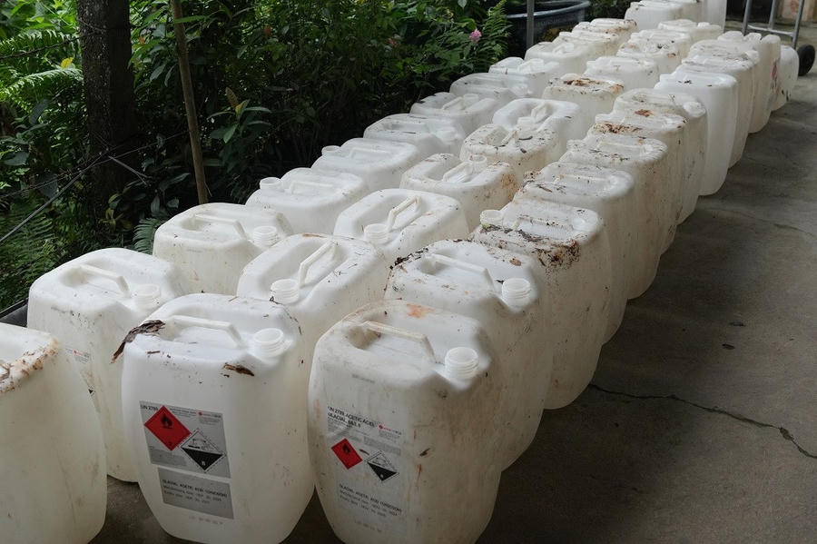 Thùng chứa axit acetic công nghiệp mà Lê Thị Lộc mua về để pha chế, sản xuất giấm giả - Ảnh Công an Nghệ An.