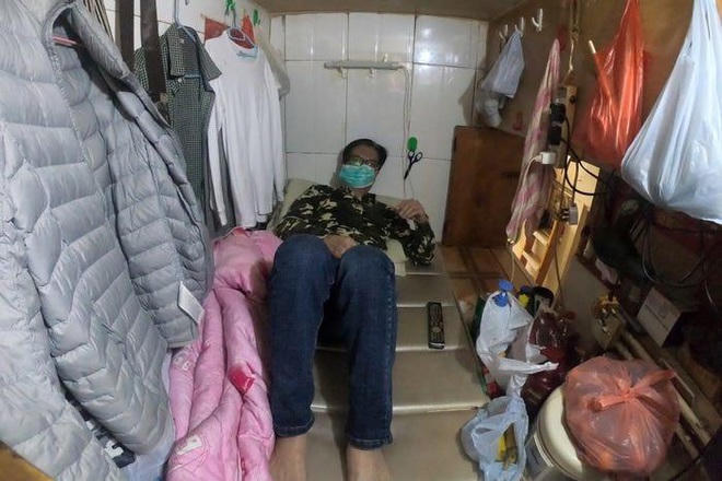 Ngôi nhà của ông Simon Wong chỉ rộng 2 m2, vừa đủ cho một chiếc đệm (Ảnh: Reuters).