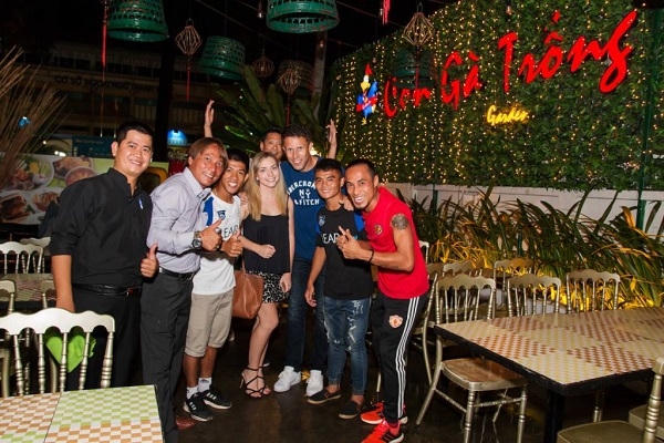 Phạm Anh Khoa gặp gỡ tuyển thủ Ronney Johnsen v&agrave; Dwight Yorke