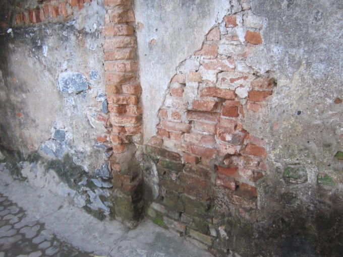 Tường vỡ. Ảnh: Nguyệt Chi