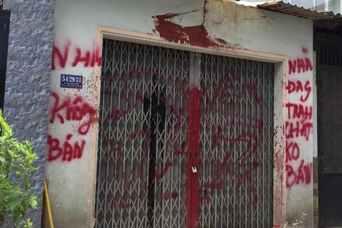 Gia đình có người thiếu nợ bị đối tượng đòi nợ kiểu xã hội đen phun xịt sơn. Ảnh: LDO.