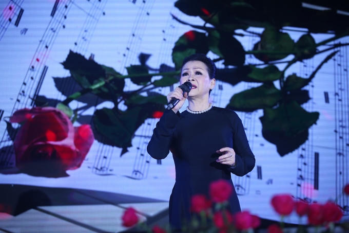 Kh&aacute;nh Ly hết m&igrave;nh trong