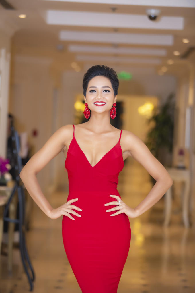Hoa hậu H&rsquo;hen Ni&ecirc; khoe d&aacute;ng cực chuẩn với đầm đỏ quyến rũ