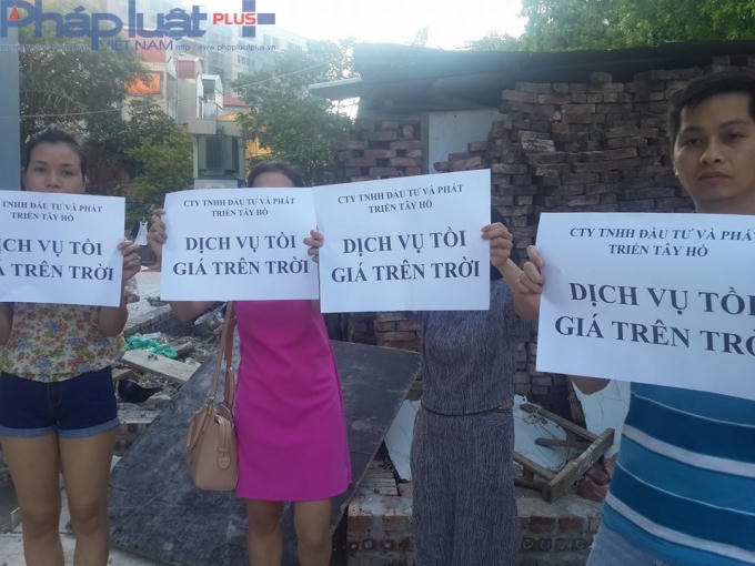 Bức xúc, hàng trăm hộ dân đã tổ chức phản đối chủ đầu tư chung cư An Bình vào ngày 1/6 vừa qua.