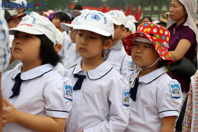 Dâng hương lên Hưng đạo đại vương Trần Quốc Tuấn.