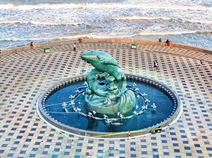 Biểu tượng Cá Ông cao 8,8 m, đúc bằng đồng đỏ, được thiết kế phù hợp với điều kiện khí hậu biển, dự kiến có tuổi thọ trên 100 năm.