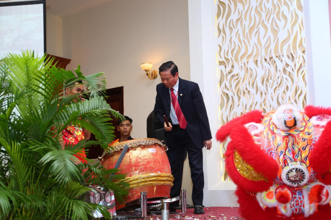 Tiến sĩ L&ecirc; Do&atilde;n Hợp - Nguy&ecirc;n Bộ trưởng Bộ th&ocirc;ng tin v&agrave; Truyền th&ocirc;ng, Chủ tịch Hội đồng x&aacute;c lập Tổ chức KLVN đ&aacute;nh trống khai hội.