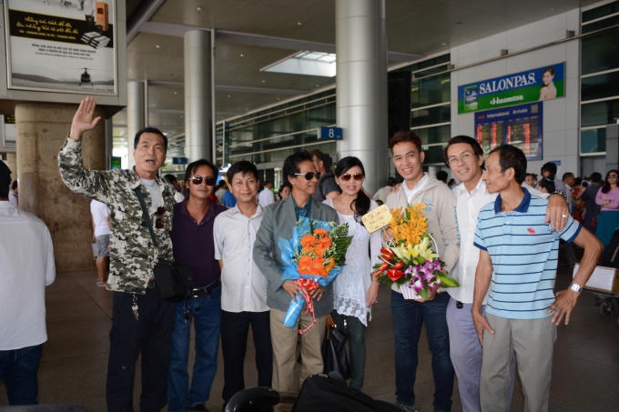 Chế Linh rạng rỡ cùng vợ về Việt Nam chuẩn bị cho liveshow tại Hà Nội