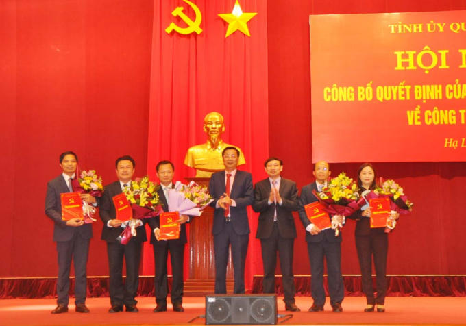 Các đồng chí chí lãnh đạo tỉnh tặng hoa chúc mừng các đồng chí được điều động, bổ nhiệm.