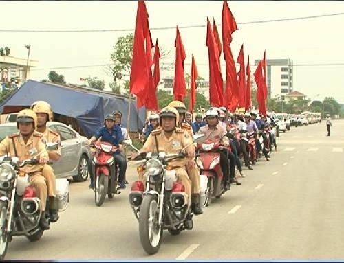 Diễu hành phát động tháng hành động vì ATVSTP 2016 (ảnh TTHY).
