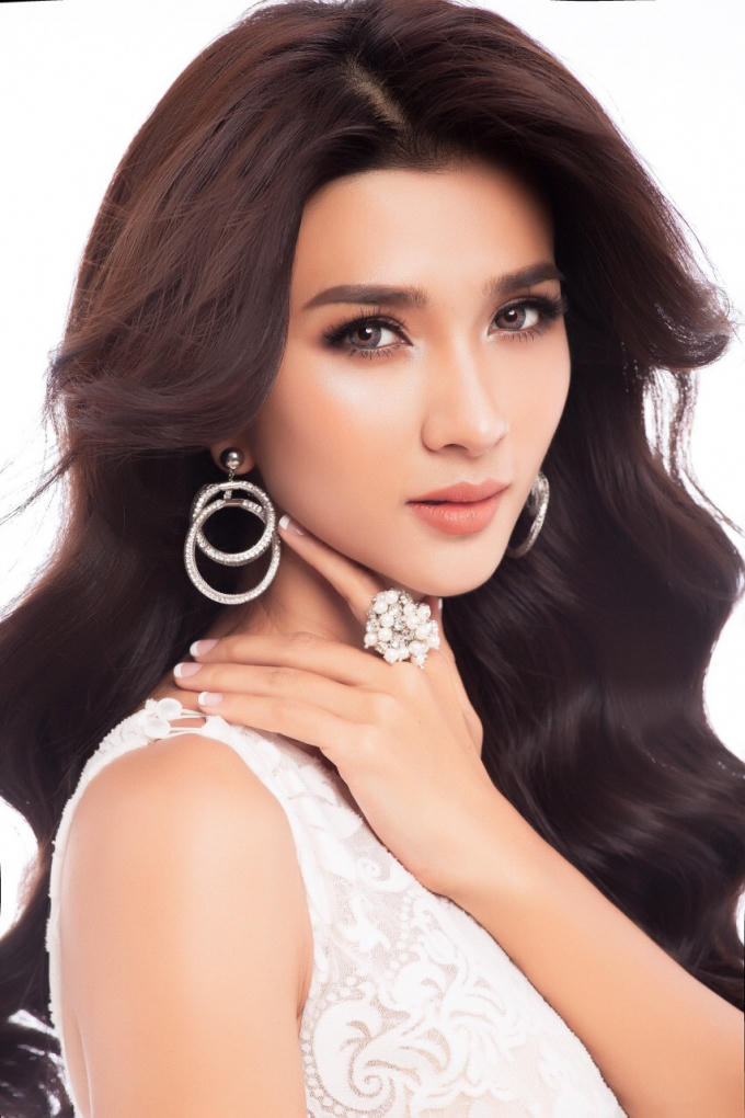Kim Tuyến diện v&aacute;y kho&eacute;t s&acirc;u khoe đường cong gợi cảm