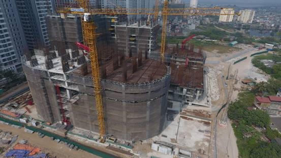 Dự án đang dừng thi công khiến hàng trăm khách hàng hoang mang.