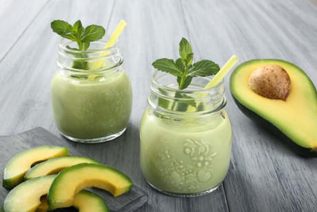 Một ly bơ có chứa 23% folate, chất đã được chứng minh có tác dụng giảm nguy cơ do bệnh tim gây ra