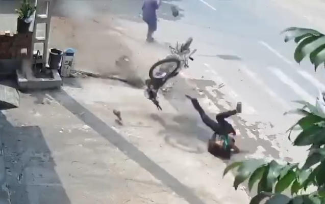 Hình ảnh nam thanh niên lao lên vỉa hè.