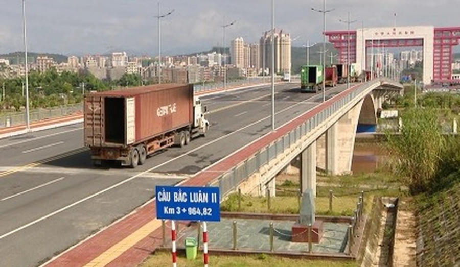 Hàng hóa lưu thông tại Cửa khẩu cầu Bắc Luân II. Ảnh IT