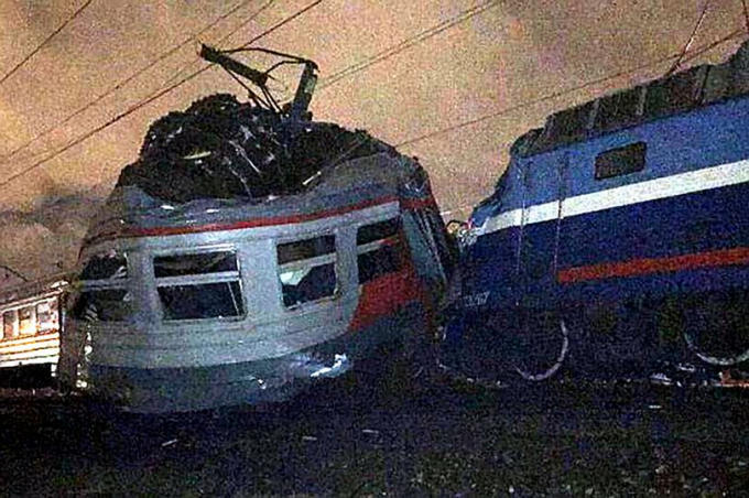 RIA Novosti dẫn tuyên bố của người phát ngôn Ủy ban Điều tra Nga, bà Tatiana Morozova cho biết: “Vào thời điểm xảy ra vụ tai nạn, chuyến tàu hỏa đường dài chở theo 445 hành khách trong khi chuyến tàu từ ngoại ô vào thủ đô chở 4 người bao gồm 1 tài xế, 1 trợ lý và 2 người soát vé”. (Ảnh: East2west news)