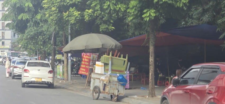 Vỉa hè đường vào Khu đô thị GoldMark City bị các cá nhân treo bạt, dựng ô bày bán gây mất mỹ quan đô thị, vệ sinh môi trường.
					
				
			
			Vỉa hè đường vào Khu đô thị GoldMark City bị các cá nhân treo bạt, dựng ô bày bán gây mất mỹ quan đô thị, vệ sinh môi trường.