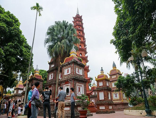 Chùa Trấn Quốc – Ngôi chùa nổi tiếng linh thiêng và là danh thắng kinh kỳ. Ngày mùng 1 đầu tháng, rất nhiều người dân trở về chùa để cầu bình an, may mắn cho bản thân và gia đình.