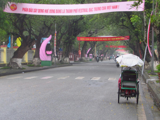 Đường phố rợp cờ hoa chờ khai hội.