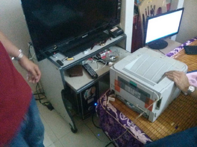 Máy móc thu được tại nhà các đối tượng.