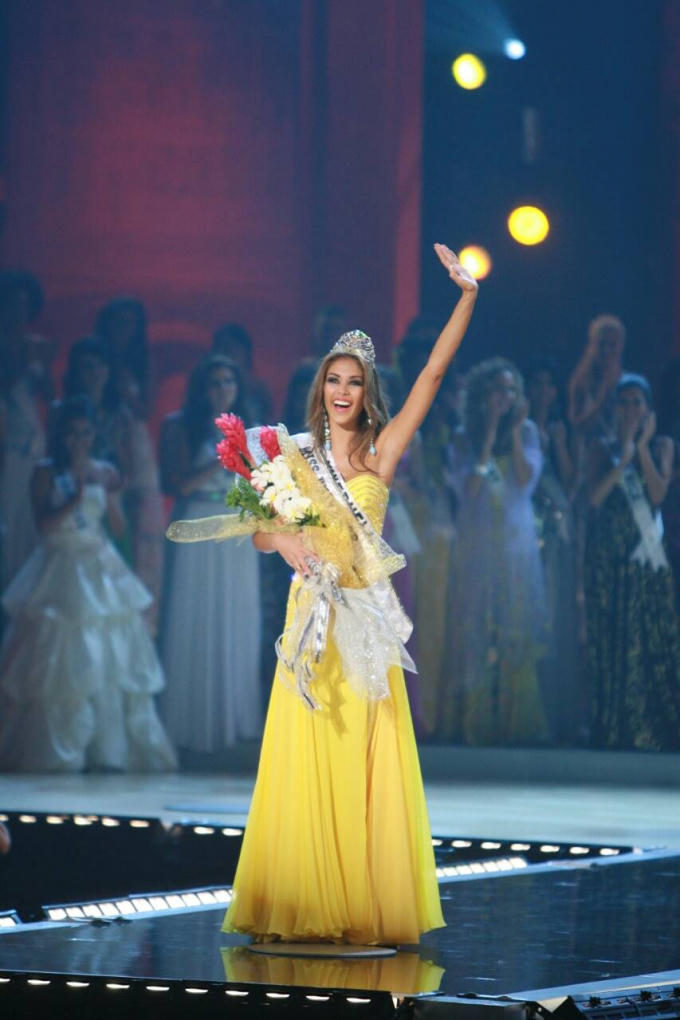 Hoa hậu Ngọc Diễm trở lại vai trò MC cùng Đức Bảo dẫn dắt đêm chung kết Hoa hậu Hoàn vũ Việt Nam 2017