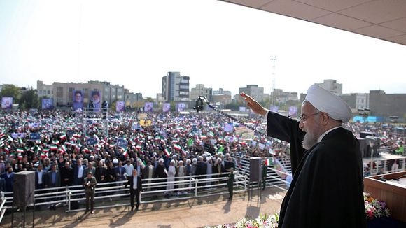 Tổng thống Iran phát biểu trước công chúng. (Ảnh: EPA)