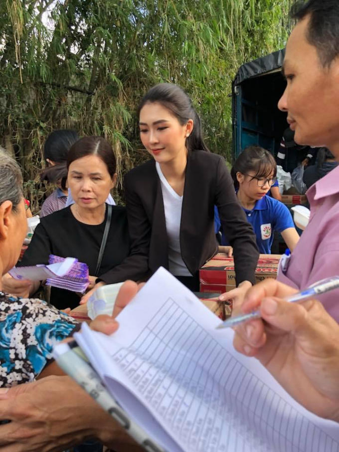 Tường Linh và bạn bè đã quyên góp được khoảng 64 triệu đồng để chuẩn bị những phần quà gồm mì gói, nước tương và tiền mặt.