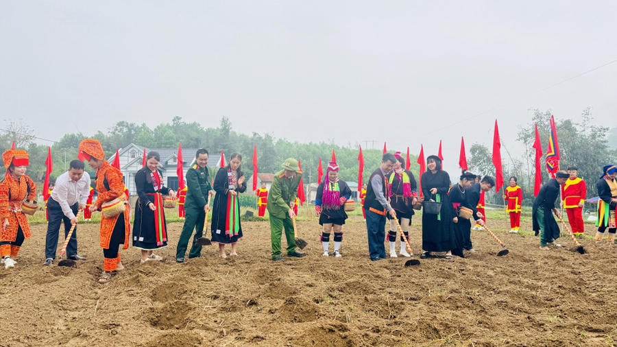 Nghi lễ cuốc hố, tra hạt đầu năm gửi gắm ước vọng mưa thuận, gió hòa, mùa màng tươi tốt, bội thu.