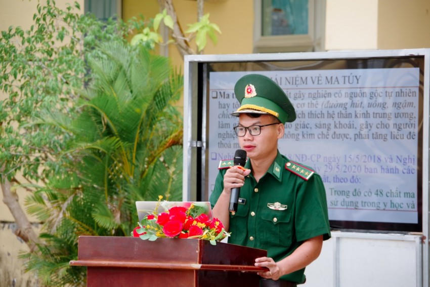 Cán bộ đồn Biên phòng Vĩnh Châu tuyên truyền phòng, chống ma túy cho các em học sinh.