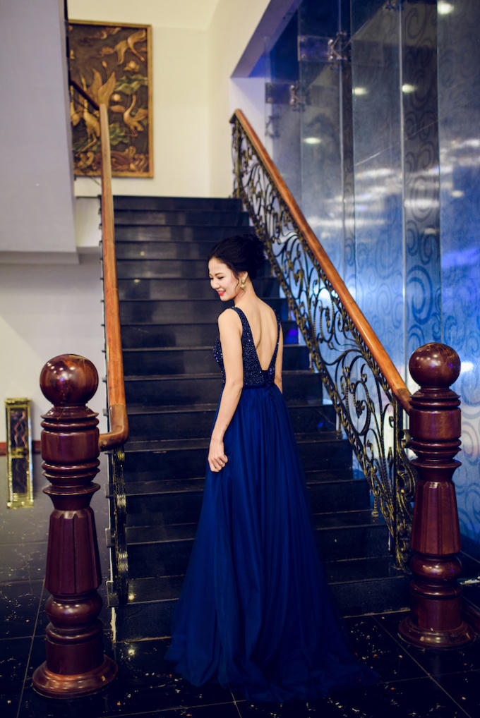 Lựa chọn hai bộ đầm dạ hội lộng lẫy cho mình, Trần Thị Quỳnh triệt để khoe được vóc dáng cao, thanh mảnh và nét kiêu kỳ của mình.