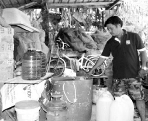 Người dân phải mua nước sạch về dự trữ để sử dụng.