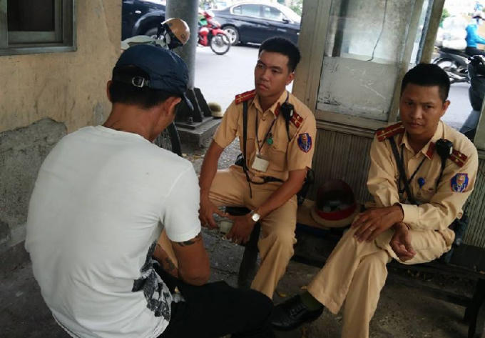 Lực lượng CSGT thuyết phục nam thanh niên có ý định tự tử sau khi thua độ bóng đá quá nhiều tiền.