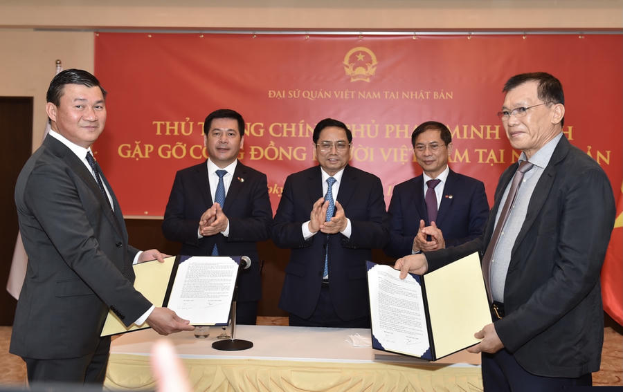 Thủ tướng chứng kiến trao văn bản hợp tác giữa công ty DIC và Hiệp hội Doanh nghiệp Việt Nam tại Nhật Bản. Ảnh: VGP/Nhật Bắc