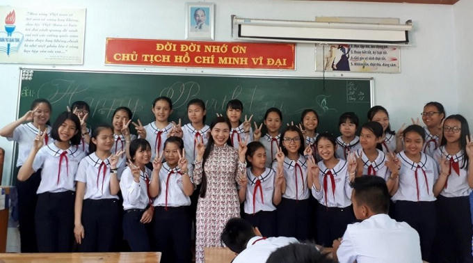 Cô Huyền và học sinh của mình.