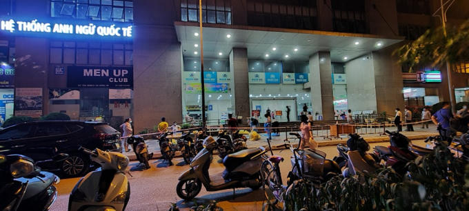 Hiện tại, CDC Hà Nội cùng với TTYT quận Hà Đông đang tiếp tục điều tra xác minh các trường hợp người tiếp xúc gần để thực hiện lấy mẫu xét nghiệm và cách ly.