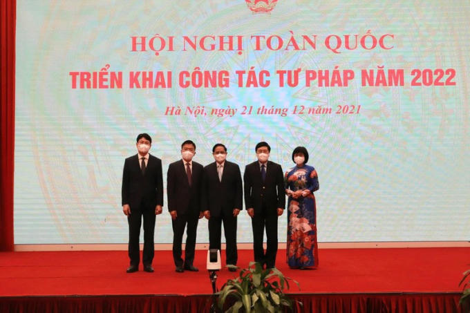 Thủ tướng Phạm Minh Chính, Phó Thủ tướng thường trực Phạm Bình Minh chụp ảnh lưu niệm cùng Bộ trưởng Lê Thành Long, các Thứ trưởng Đặng Hoàng Oanh, Nguyễn Thanh Tịnh tại Hội nghị.