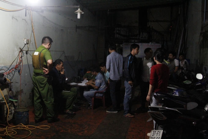 Cơ quan công an lấy lời khai các nhân chứng.