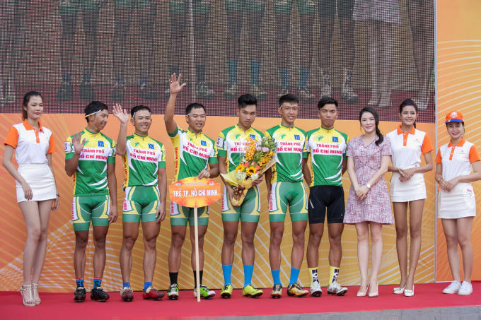 Lý Nhã Kỳ khoe vẻ thần thái hút hồn dù chạy 3 show 1 ngày