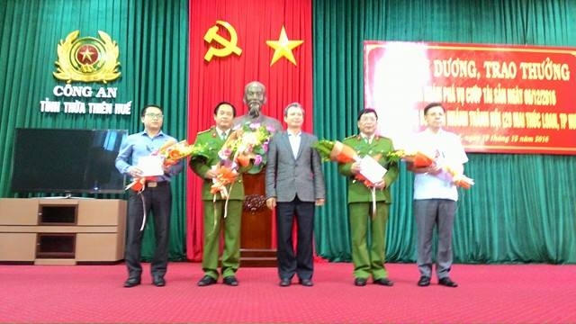 Ông Lê Trường Lưu, Bí thư Tỉnh ủy Thừa Thiên - Huế (người giữa) trao thưởng cho các đại diện đơn vị trong chuyên án.