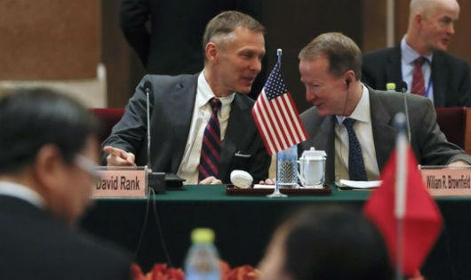Ông David Rank (trái) là một quan chức kỳ cựu phục vụ cho Bộ Ngoại giao Mỹ suốt 27 năm.