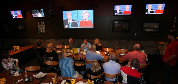 Cử tri ủng hộ tỷ phú Trump tập trung xem diễn biến cuộc tranh luận qua truyền hình ở một quán bar. (Ảnh: Reuters)