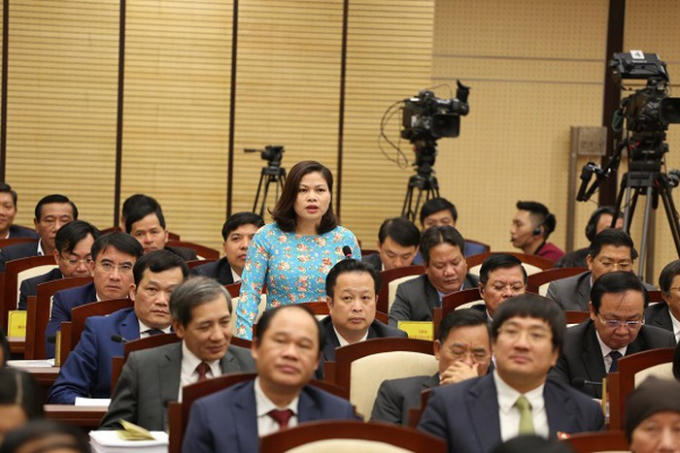ĐB Hoàng Thị Tú Anh chất vấn Giám đốc Sở GD&amp;amp;ĐT Hà Nội