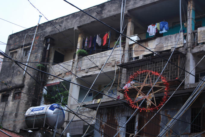 Nhìn từ bên ngoài, dãy nhà K52 lộ rõ những dấu hiệu xuống cấp trầm trọng.