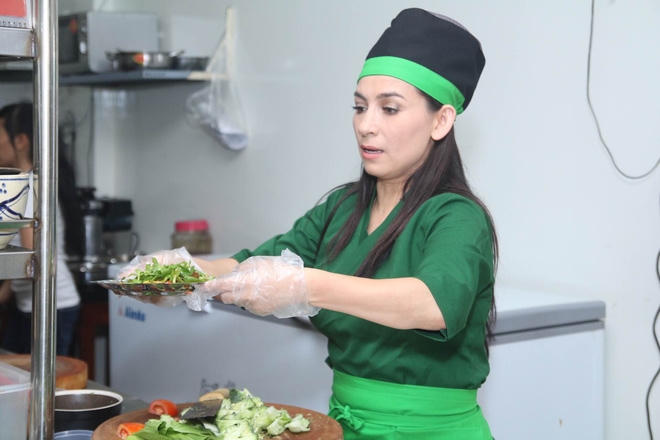 Phi Nhung cho biết, ẩm thực luôn là sở thích bấy lâu nay và cô thường xuyên vào bếp trổ tài nấu nướng mỗi khi rảnh rỗi.