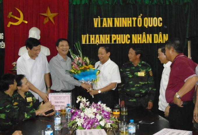 Lãnh đạo UBND tỉnh Quảng Ninh trao thưởng nóng cho ban chuyên án.